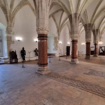 S-au demarat lucrările de înlocuire a pardoselii „Sălii Cavalerilor din Castelul Corvinilor”