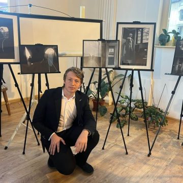 Vernisaj expozițional de artă fotografică la Petroșani semnat de Radu Tamási
