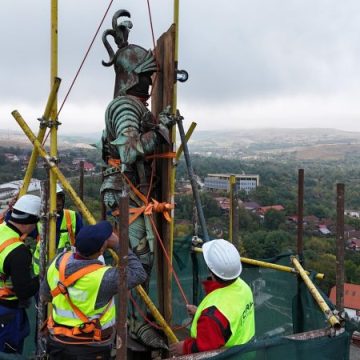Cavalerul de pe Turnul Buzdugan al Castelului Corvinilor a fost coborât pentru restaurare