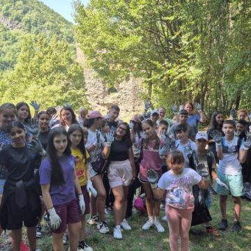 Elevii din trei școli ale Geoparcului Țara Hațegului au descoperit, în vacanță, patrimoniul Cetății Colț