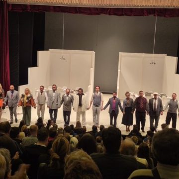 Debut regizoral sub semnul succesului la spectacolul „Opinia publică” de A. Baranga, în deschiderea noii stagiuni teatrale de la Petroșani