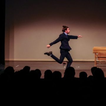 NĂSCUT ÎN ’90, spectacolul unei generații, se joacă la Petroșani și la Lupeni