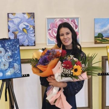 „Culori și emoții” în expoziția de pictură prezentată de Anamaria Vereș la Lupeni