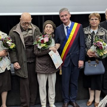 La Petroșani, sărbătoarea Zilei Vârstnicilor a consemnat premierea unei familii care a împlinit 70 de ani de căsnicie