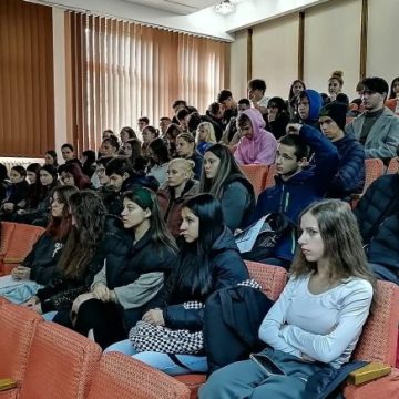 Peste 700 de absolvenți selectați în vederea angajării la Bursa Locurilor de Muncă pentru Absolvenți de la Deva