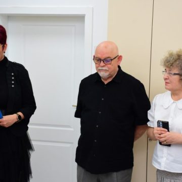 Chipuri senine și culori de toamnă în vernisajul expoziției de pictură realizată de Jimmy Cummings la Deva