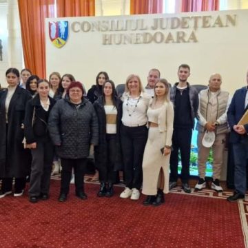 Studenți de la Universitatea din Petroșani în vizită de documentare la Consiliul Județean Hunedoara