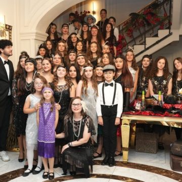 100 de ani de eleganță și poveste marcați pe ritmuri de charleston în Petroșani „La Belle Epoque”