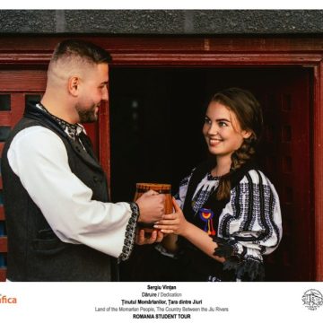 După ce a cucerit inimile studenților din București și Petroșani, „Ținutul Momârlanilor, Țara dintre Jiuri” va avea o prezentare specială la Galeria de Artă „Forma” din Deva