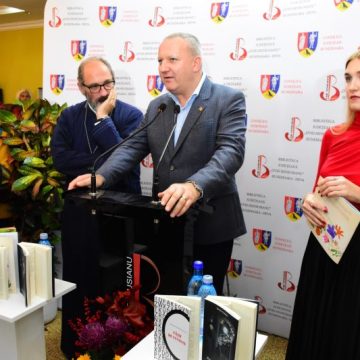 Acorduri finale la Salonul Hunedorean al Cărții, în compania unor invitați de marcă: actorul Dorel Vișan și părintele Constantin Necula