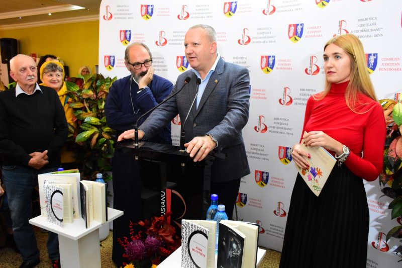 Acorduri finale la Salonul Hunedorean al Cărții, în compania unor invitați de marcă: actorul Dorel Vișan și părintele Constantin Necula