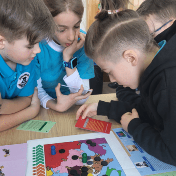 Primul joc de societate despre istoria romilor – „Inelul timpului” – destinat copiilor este lansat în România