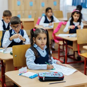 Clopoțelul Schimbării: Ce afirmă peste 1.600 de profesori despre discriminarea pe criterii de gen și de etnie și ce evită să spună peste 30% dintre ei