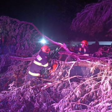 Noapte albă, cu multe misiuni, pentru pompierii hunedoreni