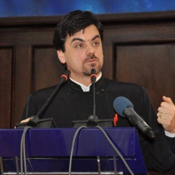 Părintele Arhidiacon Lect. Univ. Dr. Adrian Sorin Mihalache, de la Universitatea „Alexandru Ioan Cuza” din Iași, conferențiază la Lupeni, la prima ediție a Adunării Tinerilor Ortodocși