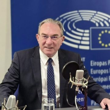 Universitatea din Petroșani îi conferă titlul de Doctor Honoris Cauza europarlamentarului hunedorean Iuliu Winkler