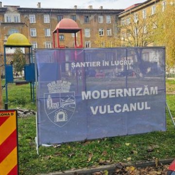 Au început lucrările la noul parc EVSN din Centrul vechi al municipiului Vulcan