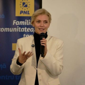 Fostul lider al PNL, Alina Gorghiu prezentă la Lupeni într-o dezbatere pe tema violenței domestice
