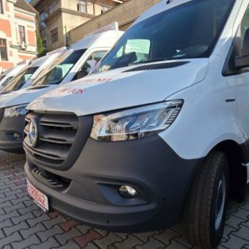 Președintele CJH a semnat contractul pentru achiziția unui nou lot de microbuze electrice pentru transportul elevilor