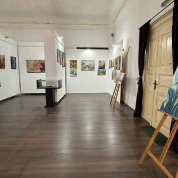 Dialog între tradiție și modernitate în expoziția de pictură „Interferențe” de la Muzeul Civilizației Dacice și Romane din Deva