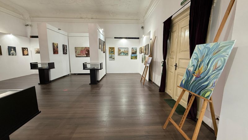 Dialog între tradiție și modernitate în expoziția de pictură „Interferențe” de la Muzeul Civilizației Dacice și Romane din Deva
