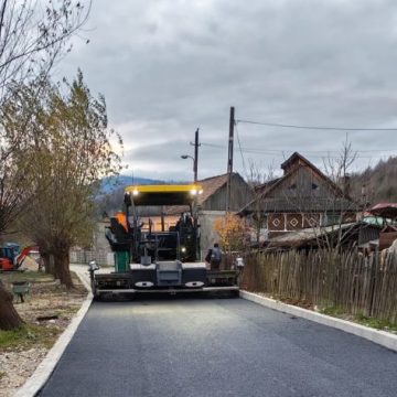 Asfalt pe strada Digului din municipiul Petroșani