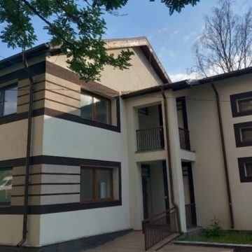 Fosta Popicărie din Uricani a fost transformată, cu bani  europeni, într-un modern atelier-școală destinat pregătirii viitorilor specialiști în tâmplărie și turism de la Liceul  Tehnologic „Retezat” Uricani