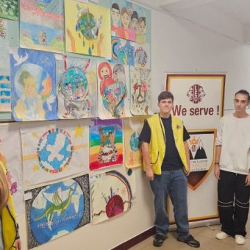 Expoziție cu „Afișe pentru Pace” realizate de elevii din Lupeni într-un proiect Lions