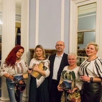 Albumul „Cărările Regale ale Transilvaniei” a fost prezentat la Londra de Ziua de Naștere a Majestății Sale Regele Charles al III-lea. De la eveniment nu au lipsit reprezentanții Ținutului Momârlanilor.