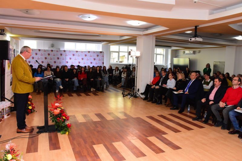 Record de participare al liceelor hunedorene la ediția a XI-a a concursului de cultură generală „Citești și câștigi!”