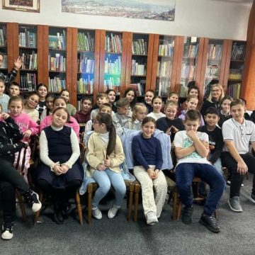 „Pași spre cultură: la bibliotecă cu Eminescu” în municipiul Petroșani