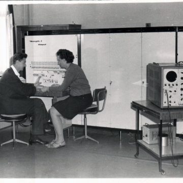 „Trei rădăcini” și o poveste a unei familii de ingineri care au pus în funcțiune primul calculator electronic construit într-o universitate din România