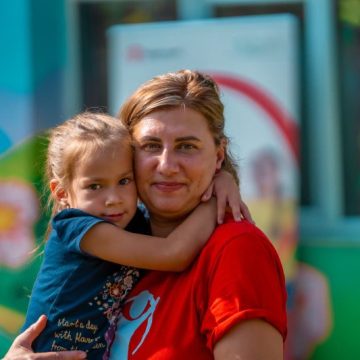 Numărul mamelor care lucrează în străinătate, pentru că nu își găsesc de lucru în România este dublu față de cel al taților; mai mult de jumătate din părinții cu copiii în țară lipsesc o treime din copilăria acestora