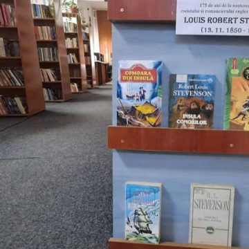 Biblioteca Municipală ,,Valeriu Butulescu” Petroșani aniversează 175 de ani de la nașterea lui Robert Louis Stevenson — Povestitorul care a cucerit lumea