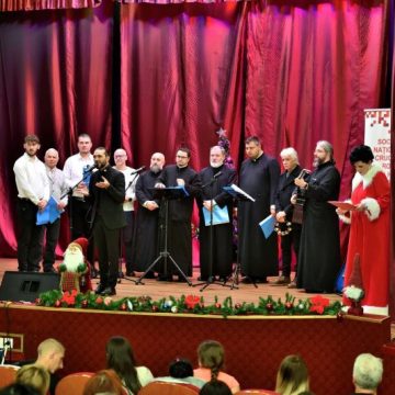 Vulcănenii se unesc sub sigla Crucii Roșii la tradiționalul concert caritabil de Crăciun, cu dorința de a se bucura de sărbători fericite făcând și o faptă bună!