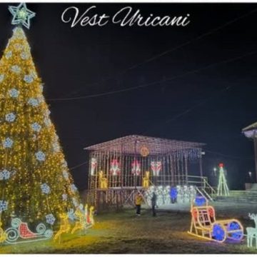 La Uricani, sărbătorile vin cu lumini colorate și singurul brad natural împodobit în Valea Jiului