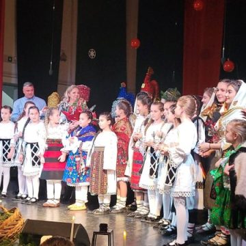 „La colindat ne-am pornit” la Lupeni, cu emoție pură, cu tradiții și folclor autentic la concertul de Crăciun al clasei de canto Simona Ionașc