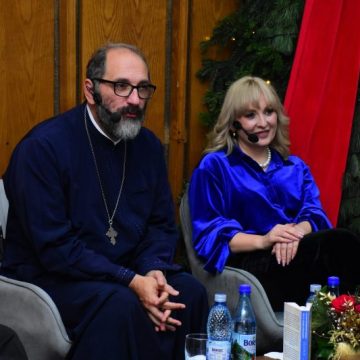 Despre bucuria lecturii în prag de Crăciun, la Deva, cu părintele Constantin Necula