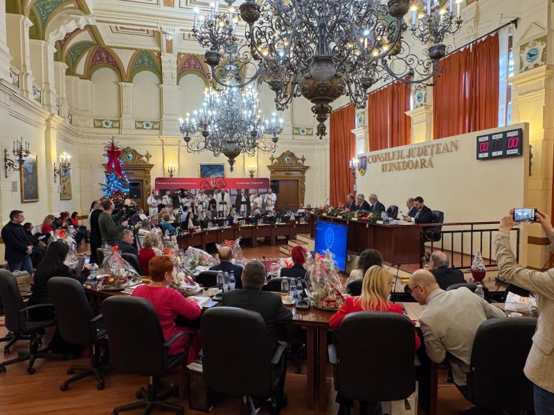 Ședință de bilanț, cu daruri și colinde, la ultima reuniune a Consiliului Județean Hunedoara