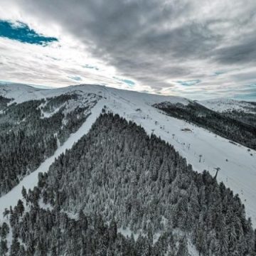 Moș Crăciun a adus zăpadă din belșug și noi pârtii deschise la Straja