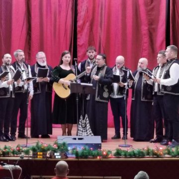 Daniel Halastauan și voluntarii Crucii Roșii au unit vulcănenii întru solidaritate și generozitate la Concertul caritabil de Crăciun de la Vulcan