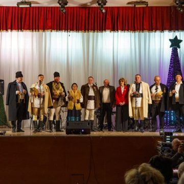 Regal de colinde și obiceiuri tradiționale de Crăciun al artiștilor Centrului de Cultură și Artă al Județului Hunedoara, la Petrila
