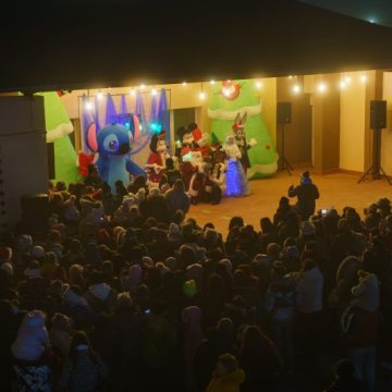 Moș Crăciun și eroii de poveste, dar și Craii din Paroșeni și Dealu Babii au adus spectacolul sărbătorilor de iarnă în comunitatea Vulcanului