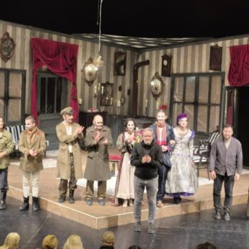 Un cadou perfect pentru românii care iubesc teatrul și cultura: „O noapte furtunoasă” de I.L. Caragiale, pe scena Teatrului „I.D. Sîrbu” din Petroșani