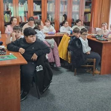 „Celebrându-l pe Eminescu” – eveniment bilingv la Biblioteca Municipală „Valeriu Butulescu” Petroșani