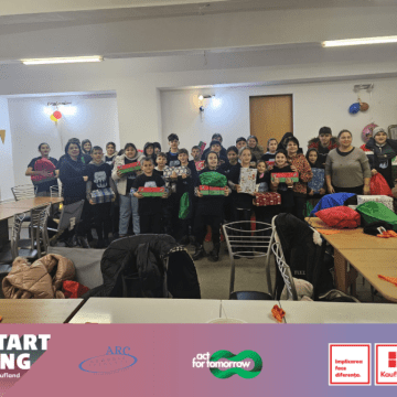 30 de copii din Simeria și Lupeni au participat la o excursie educativă de iarnă, organizată de Crăciun, în Valea Jiului