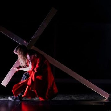 Teatrul Dramatic „I.D. Sîrbu” din Petroșani deschide anul 2026 cu „Martiri” de Marius von Mayenburg, în regia lui Dumitru Acriș