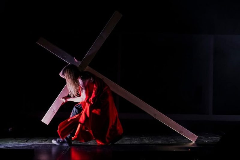 486747320_1179360633979105_6234345921452428446_n Teatrul Dramatic „I.D. Sîrbu” din Petroșani deschide anul 2026 cu „Martiri” de Marius von Mayenburg, în regia lui Dumitru Acriș