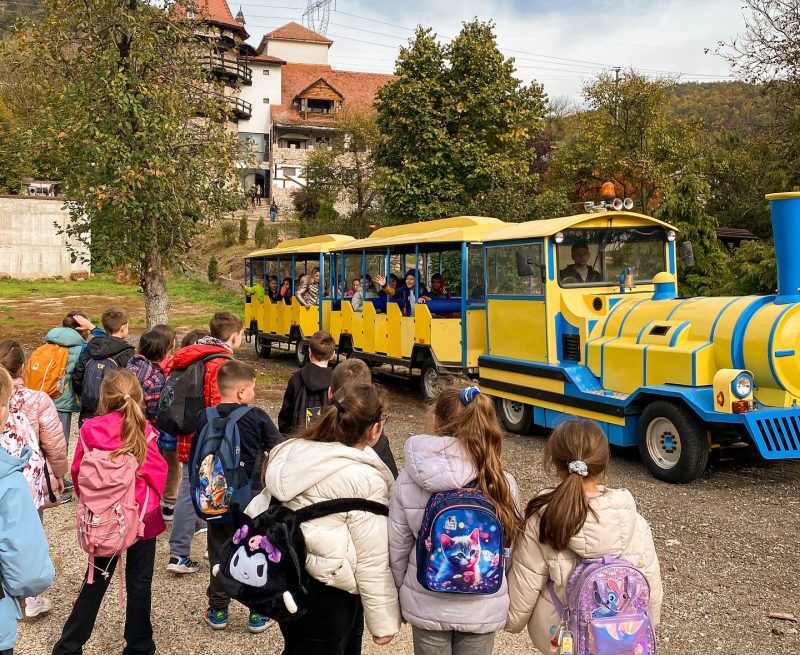 Un trenuleț turistic a ajuns în Valea Jiului