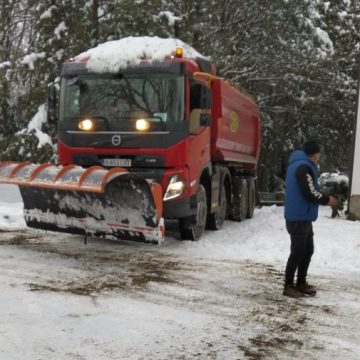 Se circulă, în continuare, în condiții de iarnă pe drumurile județene aflate în administrarea Consiliului Județean Hunedoara.